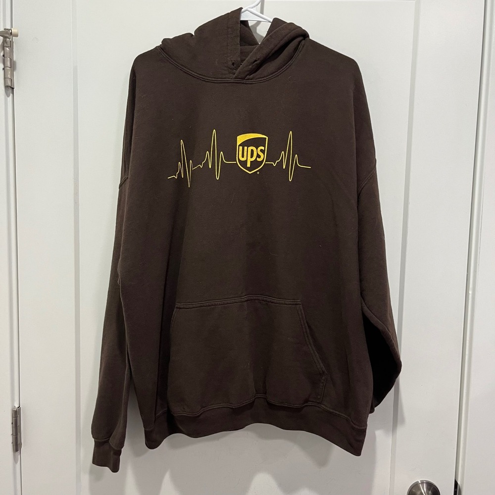 Gildan UPS Heartbeat Graphic Hoodie Brown Mens 2XL Heavy Blend Sweatshirt